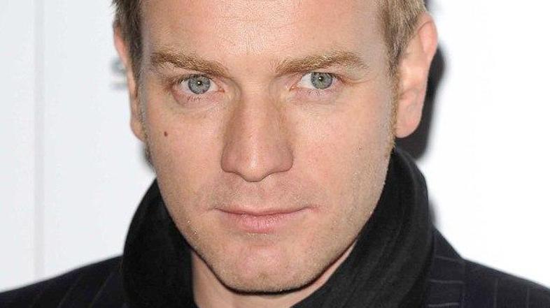 Znamenja pod desnim očesom ni več.