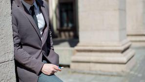 Moški z elektronsko cigareto