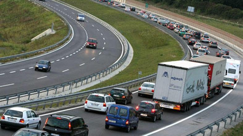 Na štajerski avtocesti sta dva večja zastoja (slika je simbolična).