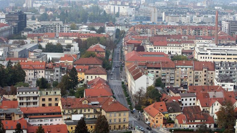 V pobudi je zapisano, da med sprejemanjem načrtov ni bilo razrešenih veliko dile