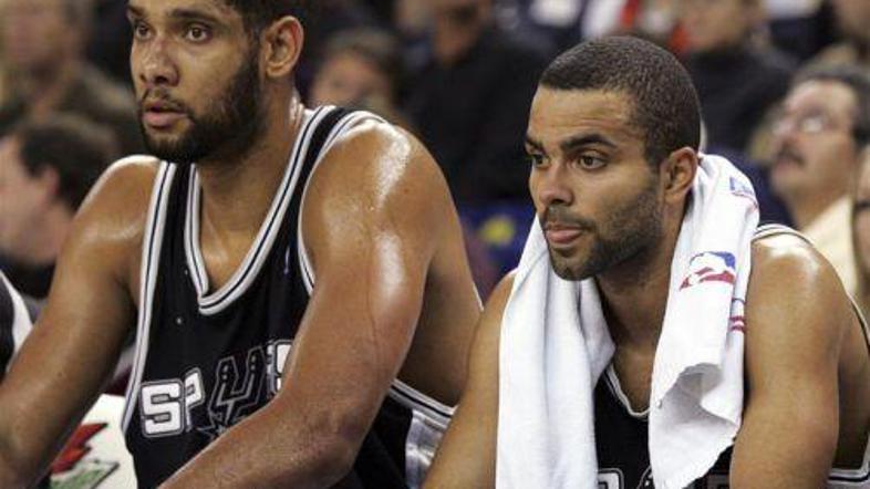Tim Duncan (na sliki levo) in drugi košarkarji Spursov bodo morali štiri tedne i