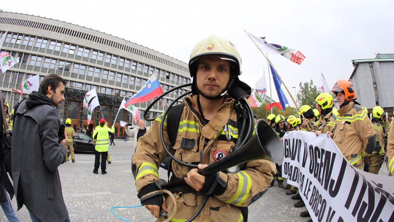 Protest poklicnih gasilcev