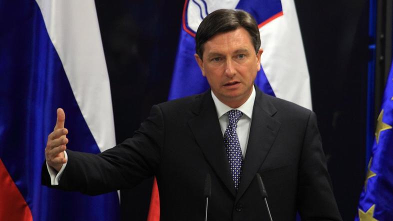 Borut Pahor (v ozadju poleg slovenske ruska zastava)