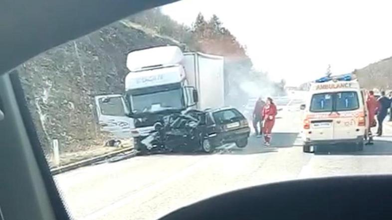 Prometna nesreča, golf zapeljal pred tovornak