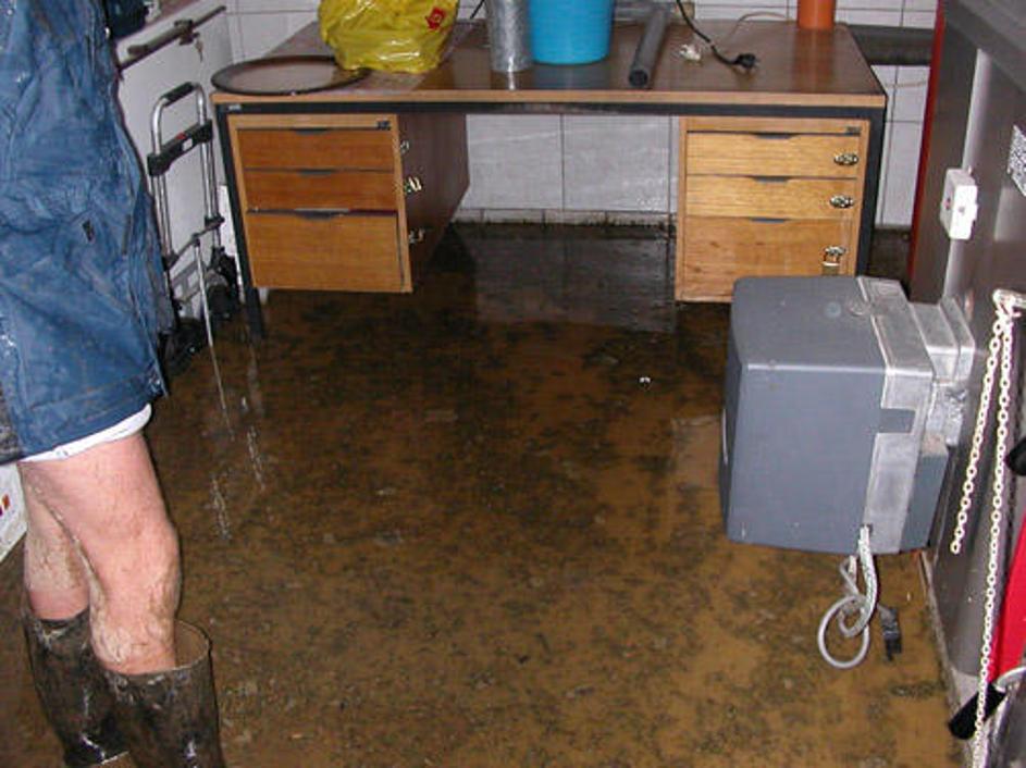 Meteorne vode so zalile številne kleti.