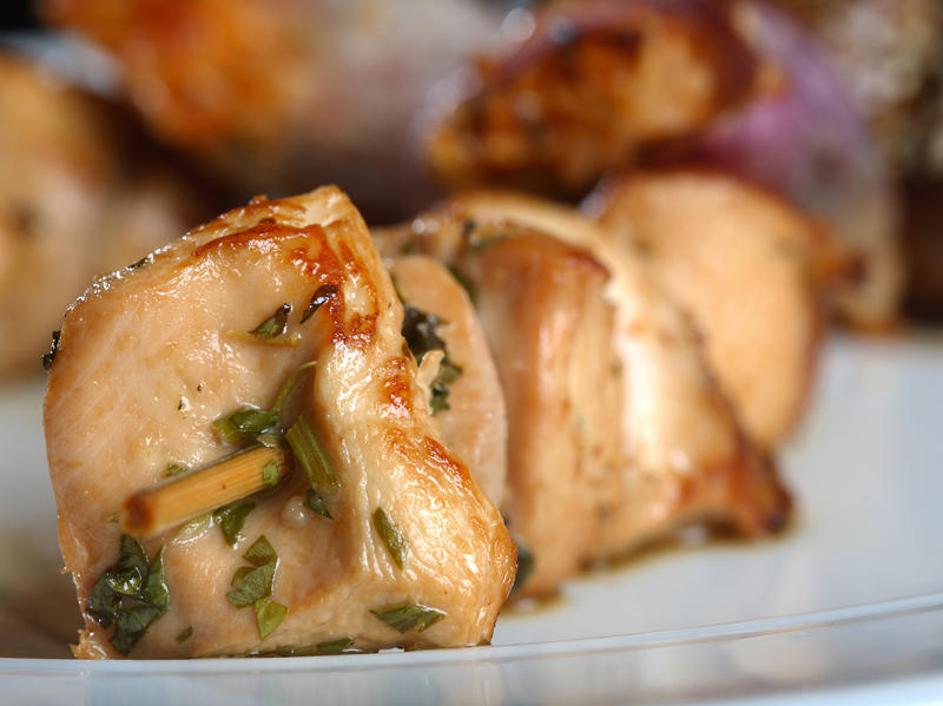 Piščančja nabodala lahko začinite tudi čisto po svoje. (Foto: Shutterstock)