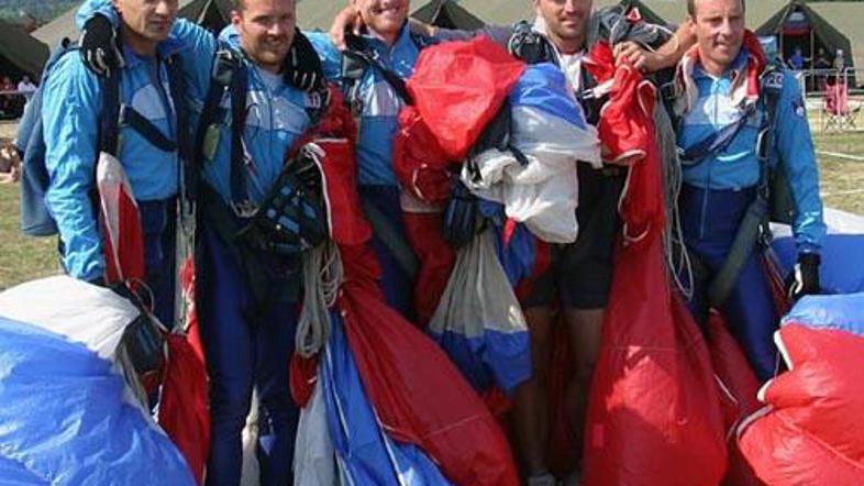 Slovenski padalci so pred novim ekipnim uspehom v Indiji.