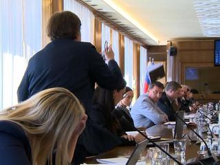 Nataša Sukič zalučala poslovnik proti Mahniču