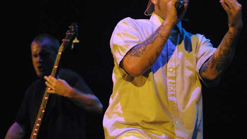 Po dolgem premoru je skupina spet pripravljena na sodelovanje.