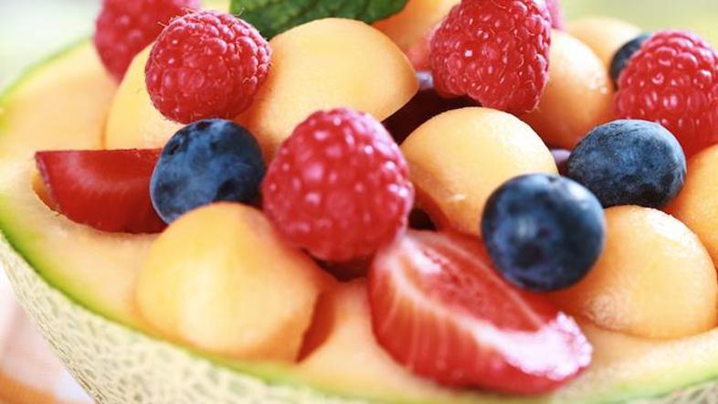 Za otroke pripravite različico brez vina; sadje pokapajte s sveže stisnjenim lim