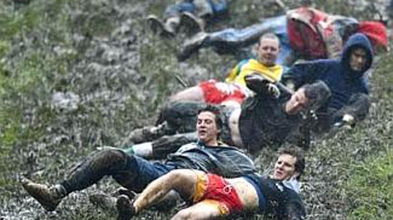 Tole se je dogajalo, ko so tekmovalci tekli navzdol za sirom!