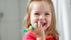 Ščetko lahko otroku predstavite tudi kot pisano igračko, saj se bo tako prej nav