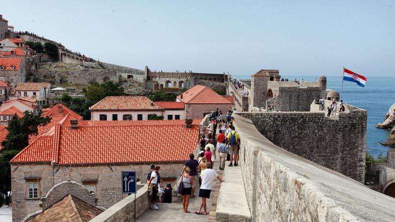 Turisti na dubrovniškem obzidju (Foto: Pixell)