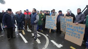 kmetje dravsko polje protest zlivanje vode