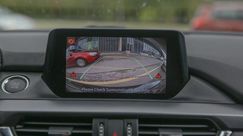 Vzvratna kamera in opozorilo na prečni promet