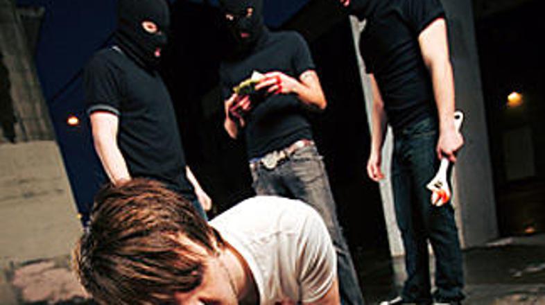 Po navedbah policistov naj ne bi bilo poškodovanih, vendar uslužbenci trdijo dru