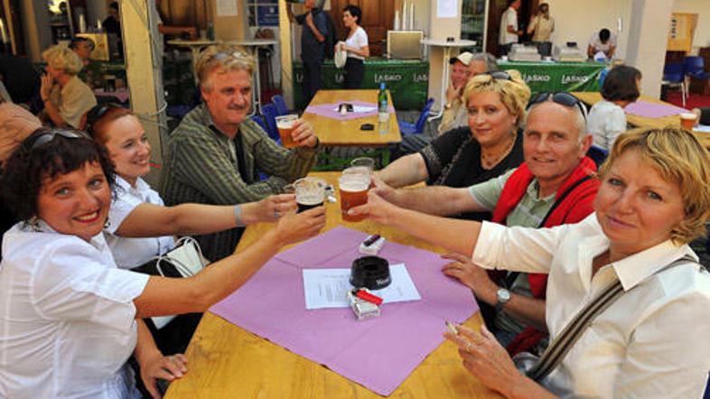 Čeprav je obiskovalce občasno zeblo, brez piva seveda ni šlo.