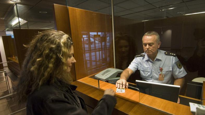 Kontrola postnih listin na meji