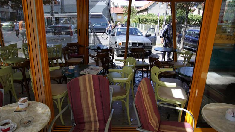 Z avtom zapeljala v lokal.