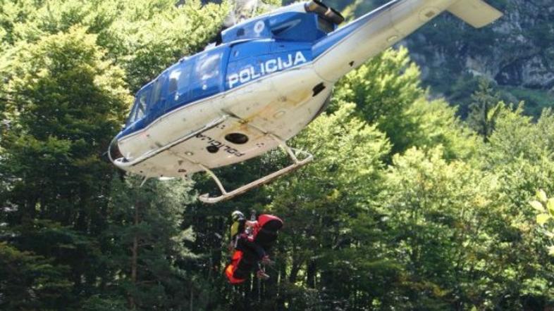 Helikoptersko reševanje pri slapu Parabola