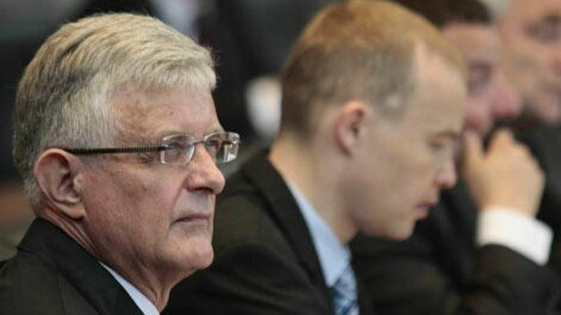 Znižanje ne bo rešilo krize, bo pa dober zgled preostalim zaposlenim, je dejal p