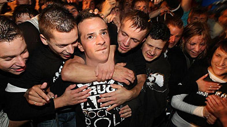 Takole so prijatelji in znanci zakopali zmagovalca resničnostnega šova in raperj