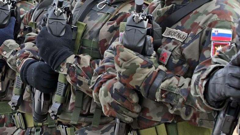 Vojake so iz službe večinoma odnesla ponarejena spričevala, je prepričan sindika