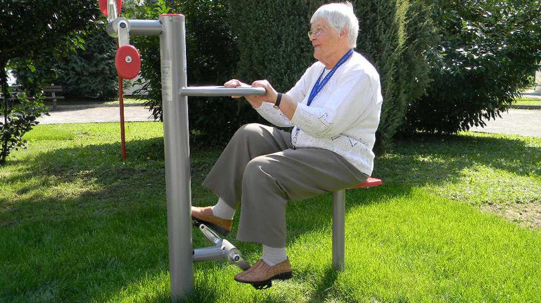 V parku so postavljena tri igrala, ki so namenjena razgibavanju različnih delov 