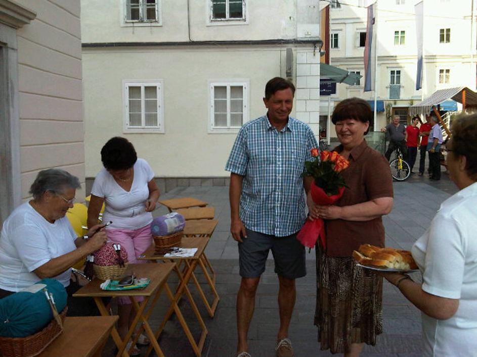 Špek roža polepša dan, je zapisal Pahor.