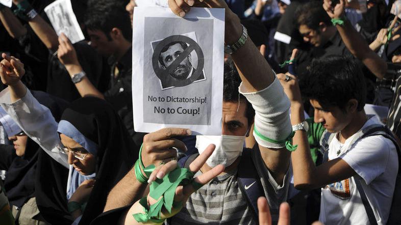 Od zmage predsednika Ahmadinedžada se nezadovoljstvo med iransko opozicijo stopn