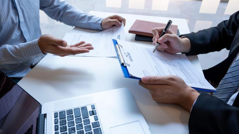 Računalnik na mizi in roke