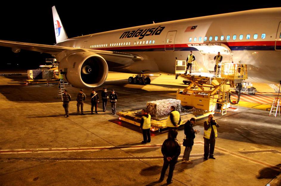 Prihod posmrtnih ostankov Marca Simoncellija na rimsko letališče.