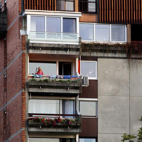 Slovenija 22.08.2013 zasteklen balkon, stanovanja, zasteklitev, blok, zgradba, s