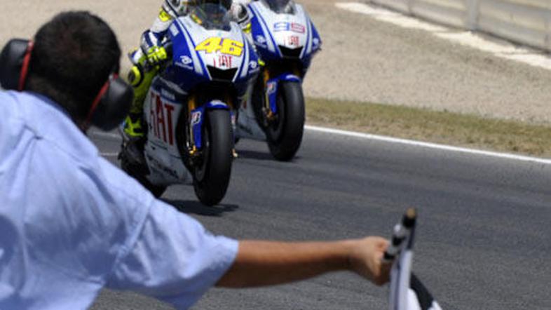 Rossi je spet ohranil hladno glavo in za dobre pol sekunde ugnal moštvenega kole