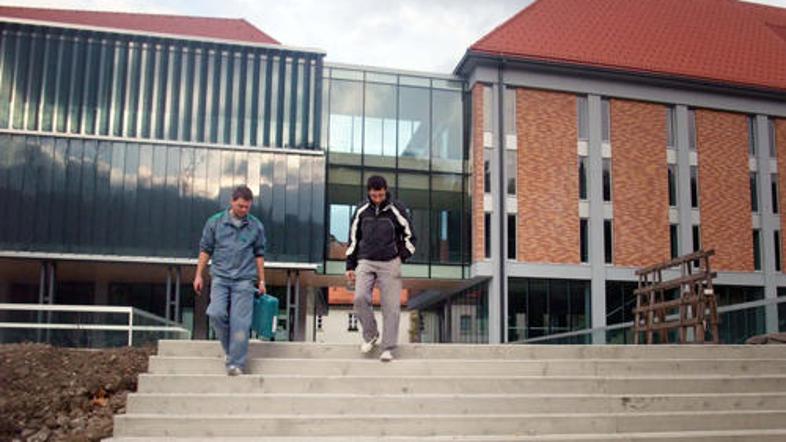 Pogled na novo Osrednjo knjižnico s Savinjskega nabrežja, kjer je del stopnic os