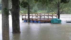 Podivjana Krka je v Žužemberku povzročila za 35 tisoč evrov škode na objektih in