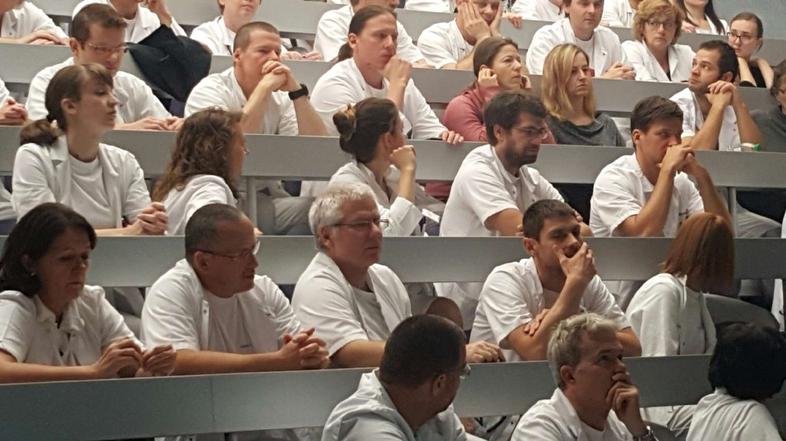 Zdravniška stavka: Zbor na UKCL