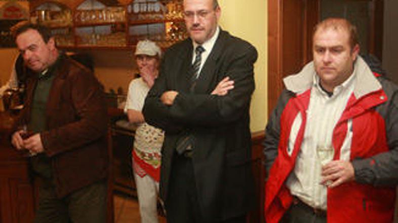 Dušan Krajnik (v sredini) je prepričljivo izgubil proti obstoječemu županu Igorj