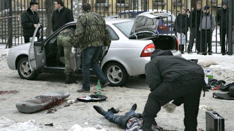 Voznik taksija je preživel, vendar je v kritičnem stanju.