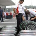 Bridgestone bo moštvom formule 1 pnevmatike dobavljal le še eno leto. FOTO: AFP