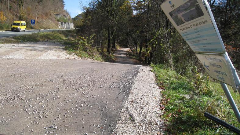 Zavijanje z regionalne ceste do blejske čistilne naprave je zelo nevarno. Občina