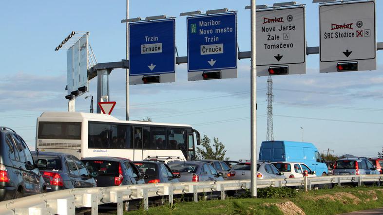Zaradi koncerta se je promet v okolici Stožic ustavil. (Foto: Benjamin Kovač)