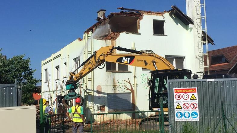 Rušenje več kot 100 let stare stavbe, v kateri je bil 42 let vrtec. Valburga pri Smledniku
