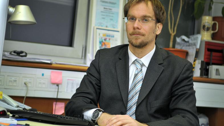 Namesto sto ljudi se bodo z javnim naročilom zdaj ukvarjali le trije, napoveduje