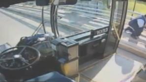 Šofer pomagal ženski 