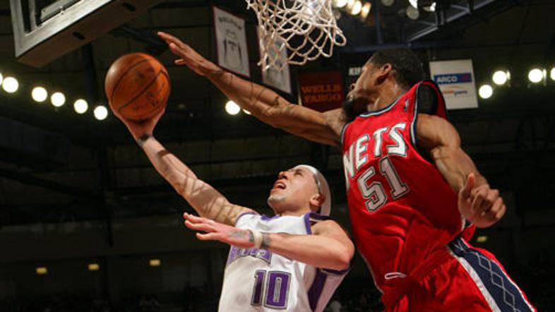 Mike Bibby je igral 11 minut več kot Beno Udrih, a dosegel le točko več.