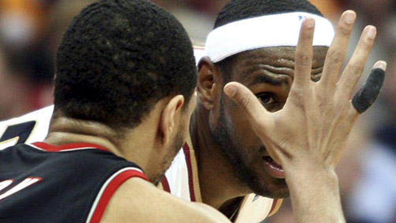 LeBron James je bil kljub tesnemu pokrivanju nezaustavljiv.