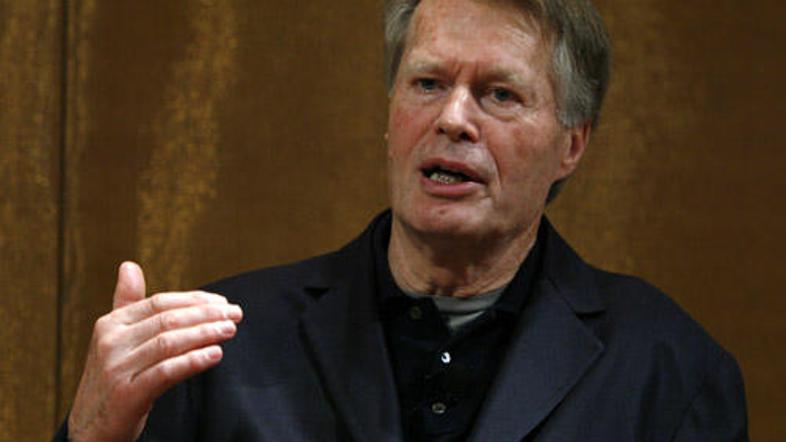 Pisatelj meni, da bi lahko edino internet onemogočil Hitlerja v njegovih namenih