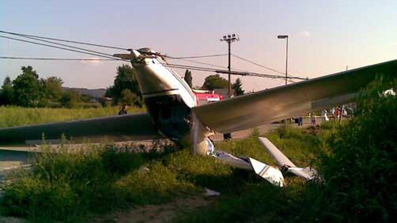 V letalski nesreči sta bili lažje poškodovani dve osebi.