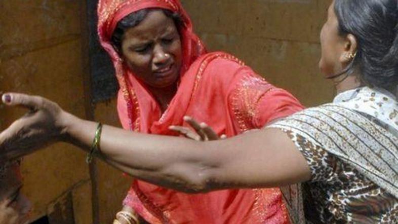 Ogorčena mati se je znesla nad mačeho.